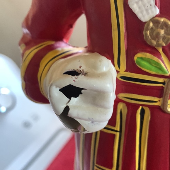 BEEFEATER England style liquor Display. - Picture 3 of 6